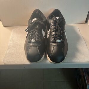 Nike Men's Black and White Classic Sneakers